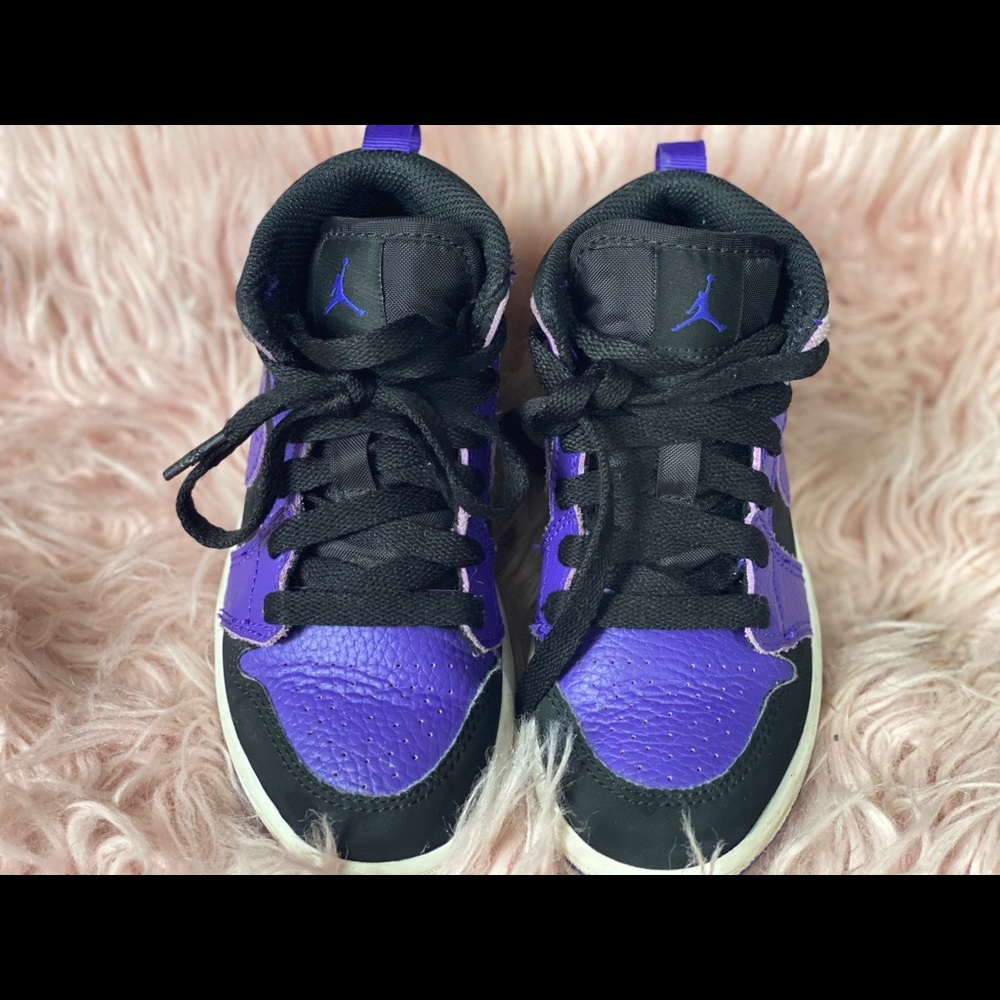 Jordan 1’s Mid Black/Dark Concord-White